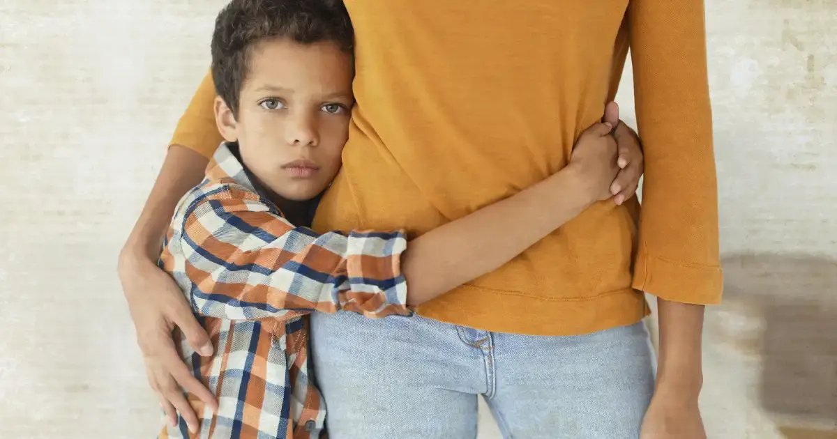 {"en-us":""} {"en-us":"Child hugging their mother around the waist"}